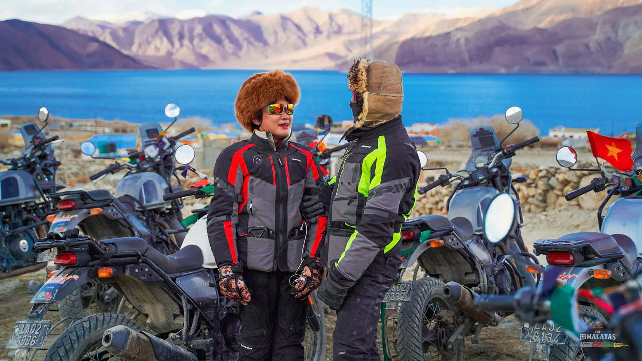 Hành trình test xe ở Leh Ladakh dừng chân ở một khu vực có hồ nưới trong xanh