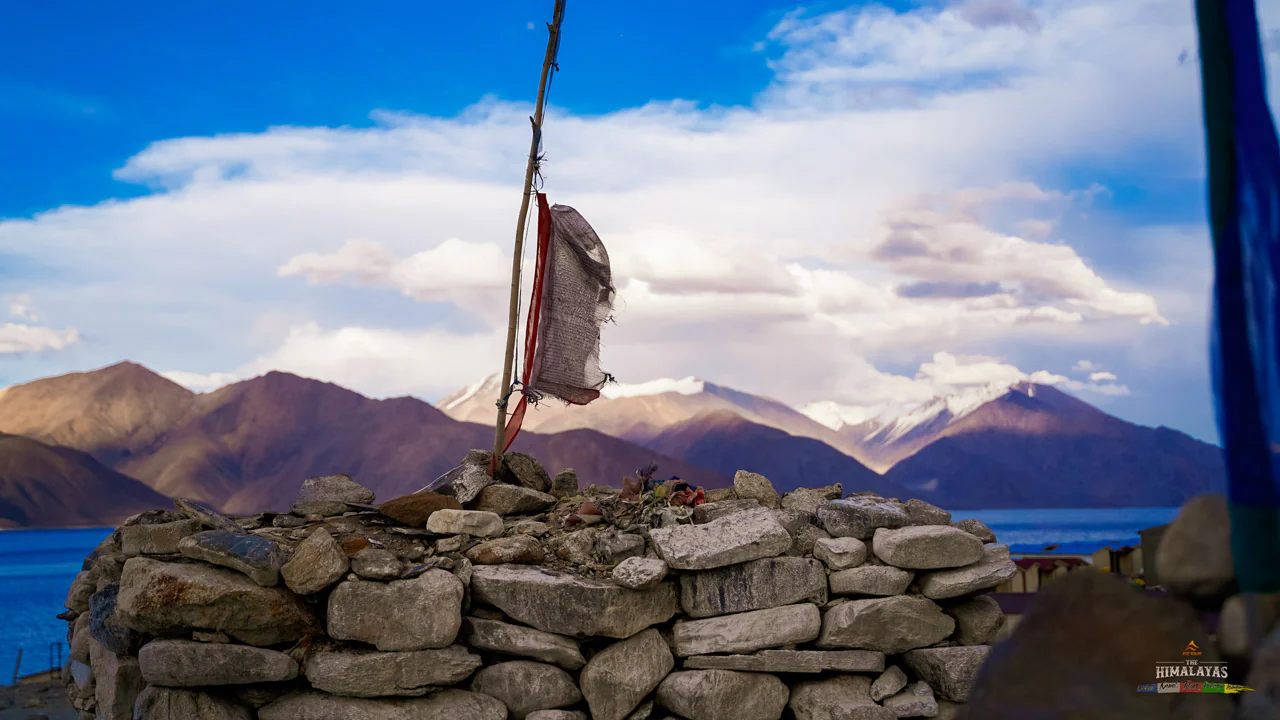 Lá cờ Lungta cầu nguyện bay phấp phới ven hồ thiêng ở Ladakh