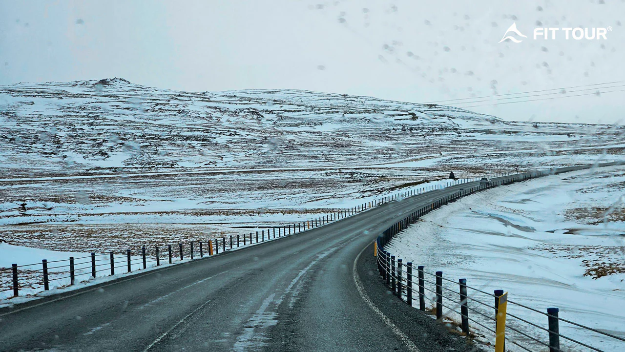 Chuyến xe Iceland trên con đường phủ đầy tuyết