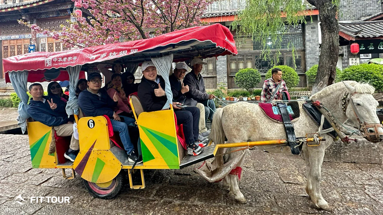 Cưỡi ngựa ở phố cổ Lệ Giang