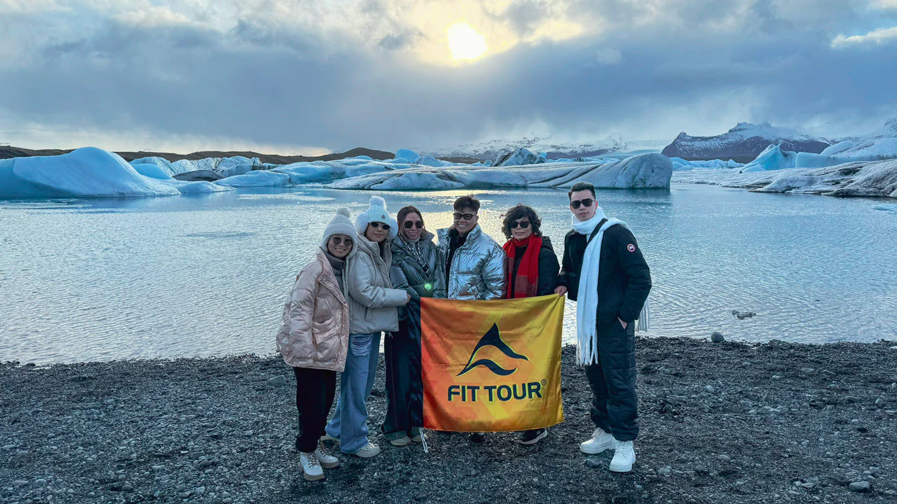 Đoàn Fit Tour dừng chân tại một hồ nước với những tảng băng hấp dẫn