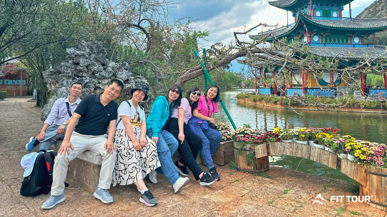 Đoàn khách Company Trip khám phá các góc phố cổ kính Lệ Giang