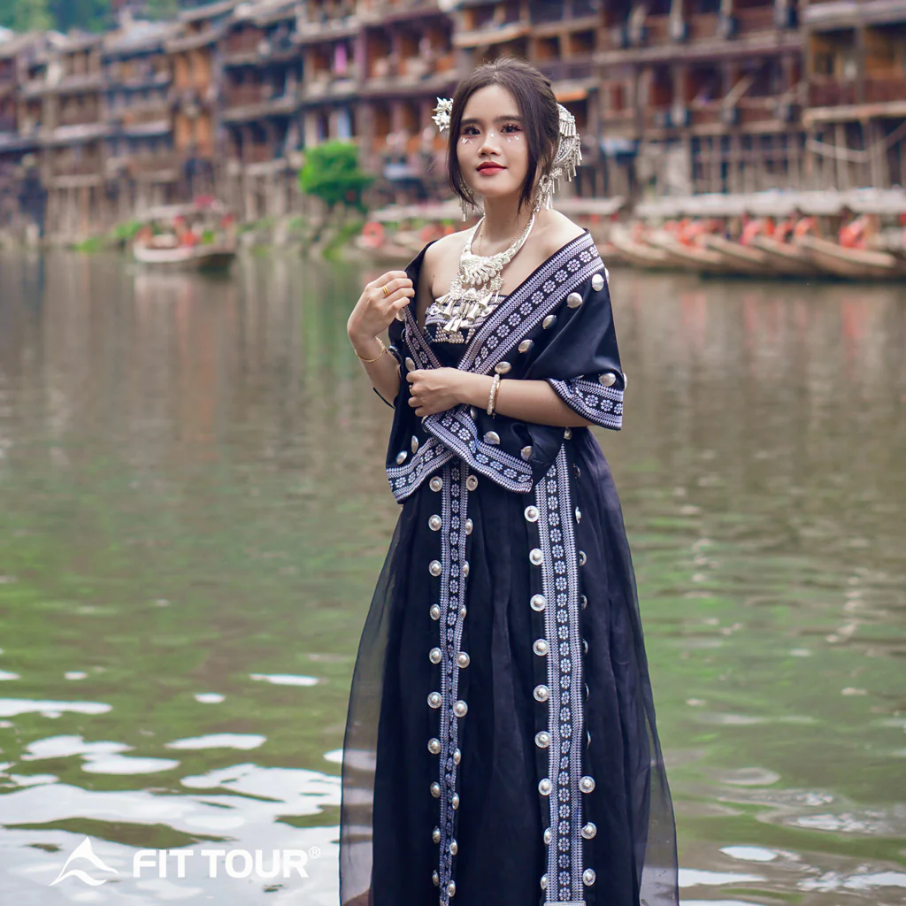 Du khách company trip cùng Fit Tour ở Phượng Hoàng Cổ Trấn