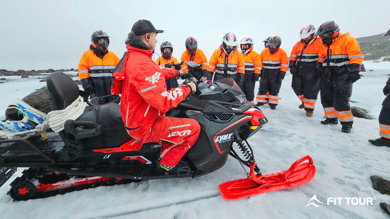 Du khách được hướng dẫn sử dụng Snowmobile để trượt tuyết ở Iceland