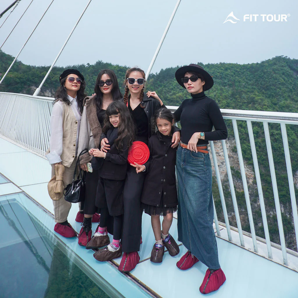 Du khách Fit Tour check-in cầu kính kỳ quan tại Trương Gia Giới