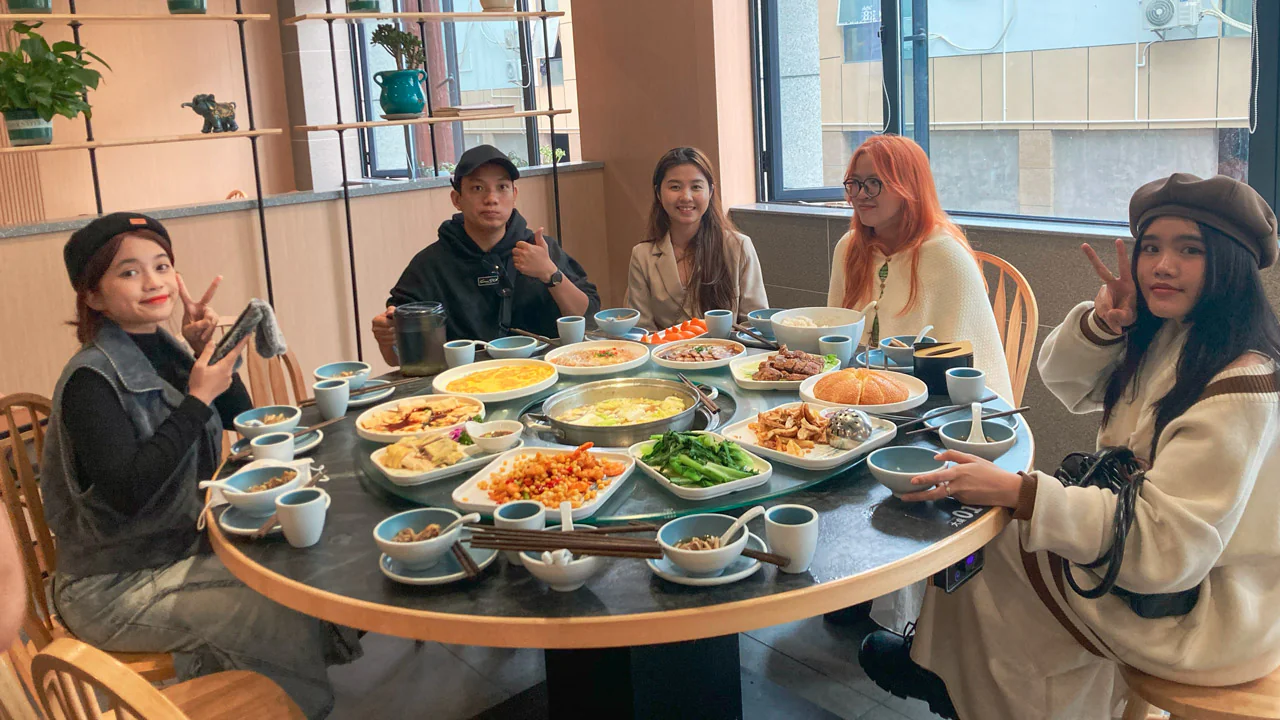 Du khách thưởng thức bữa ăn Tour Company Trip Trương Gia Giới Trung Quốc