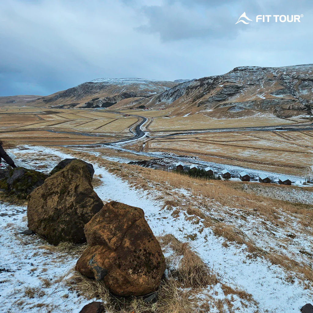 Dừng chân tại một địa hình đèo núi Iceland