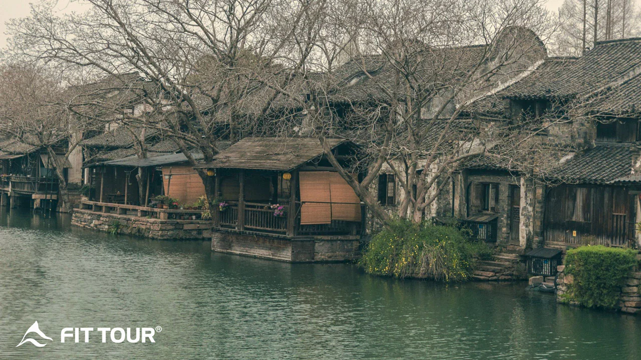 Nhiều ngôi nhà cổ kính ven sông ở Ô Trấn