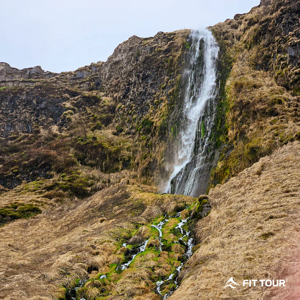 Thác phụ của thác Seljalandsfoss