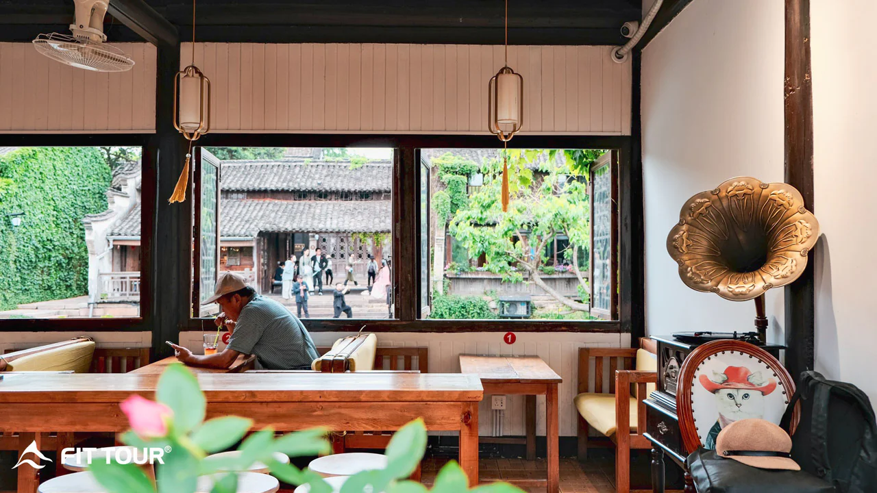 Bên trong quán cafe trang trí thanh nhã, nơi bạn có tầm nhìn ra ven con sông Ô Trấn