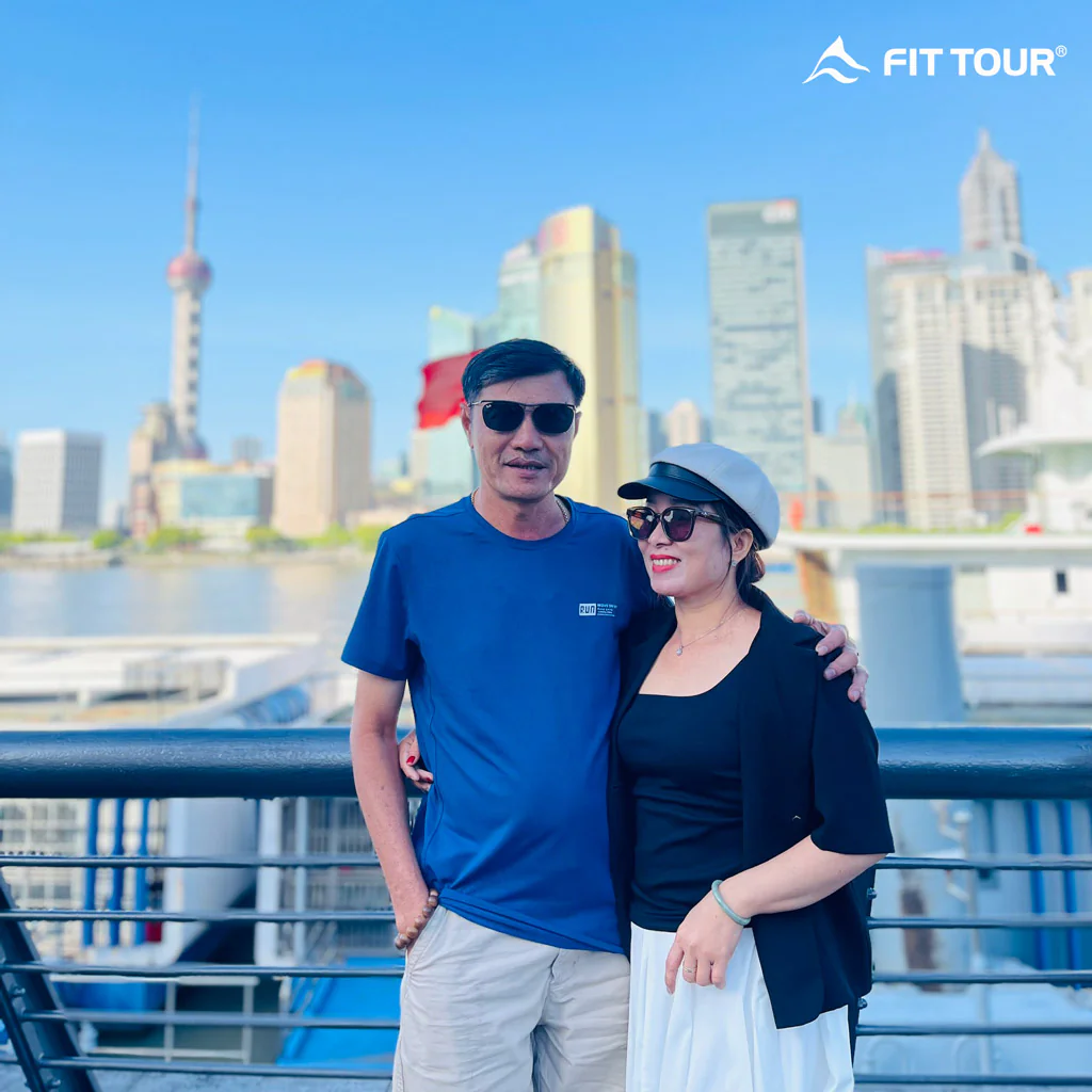 Du khách check in cùng bến Thượng Hải