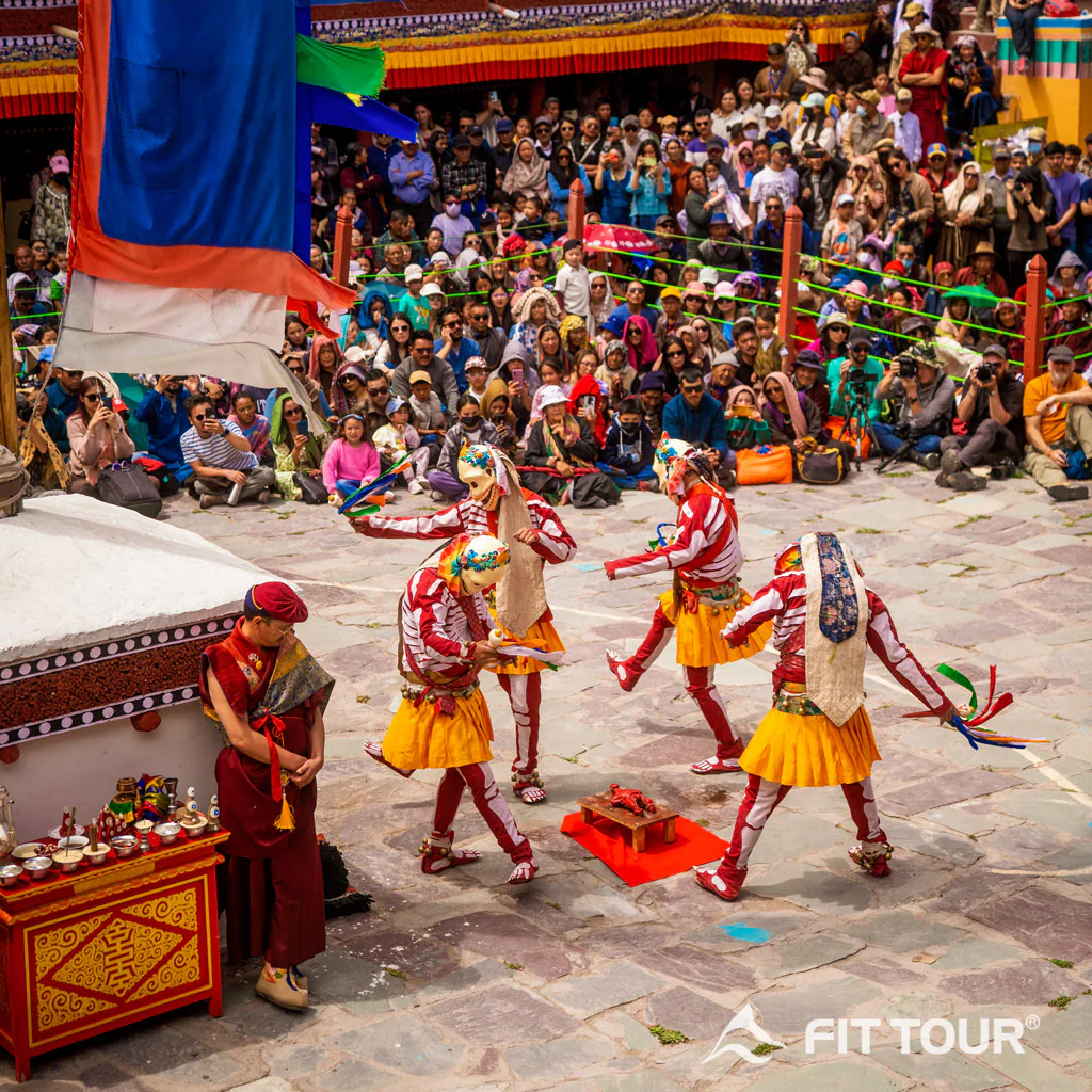 Cảnh sân Tu Viện Hemis đầy người trong Lễ Hội Hemis, với người tham gia và người biểu diễn trong trang phục truyền thống