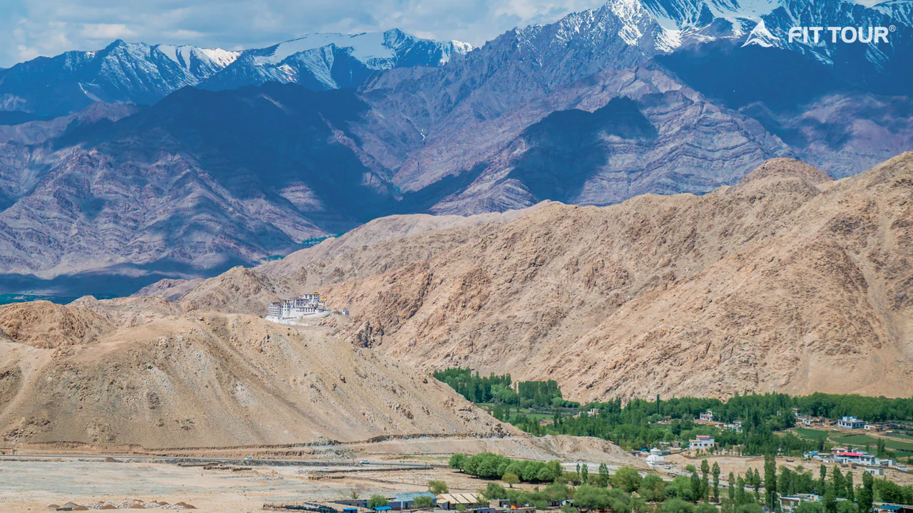 Tu viện Chemrey nằm giữa khung cảnh vĩ đại dưới Himalayas