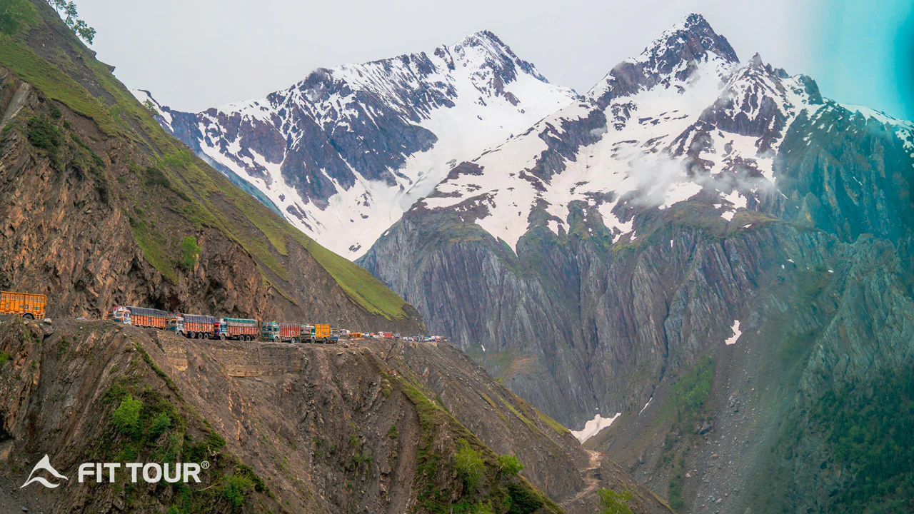 Đoàn xe tải vận chuyện hàng hoá trên dãy núi băng Thajiwas ở Sonamarg Kashmir