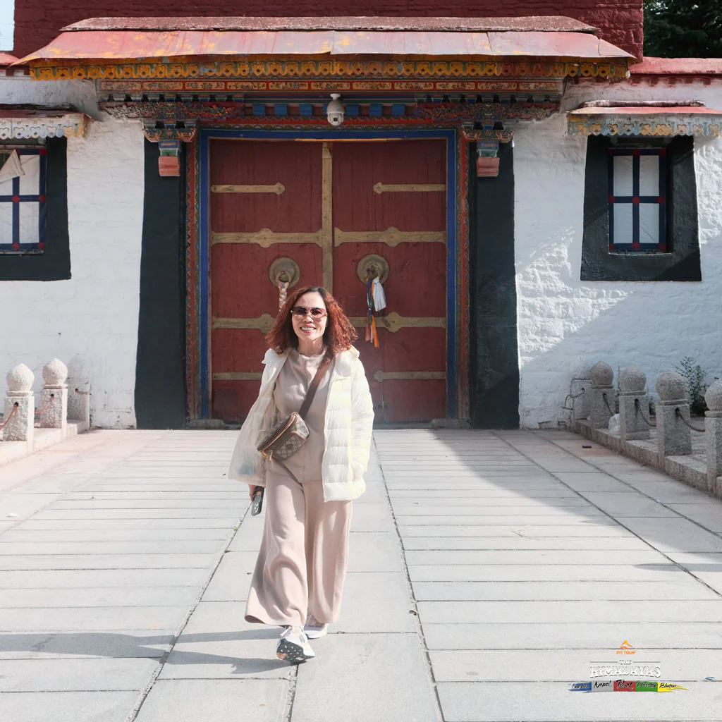 Du khách chụp ảnh tại cổng Cung điện Norbulingka