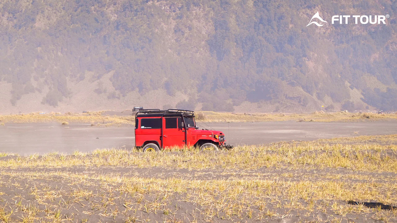 Chiếc xe jeep đỏ