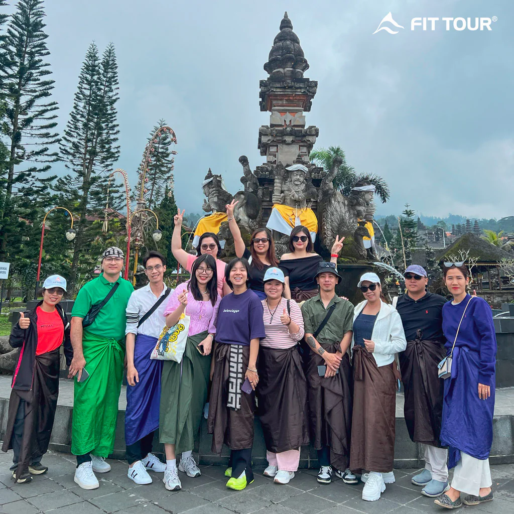Đoàn Company Trip Bali công ty Mia khám phá đền Pura Besakih ở Bali
