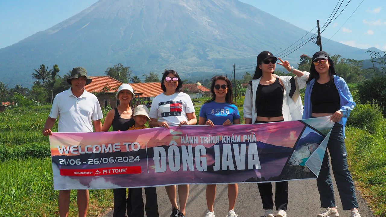 Đoàn khách Fit Tour tham quan phong cảnh núi Semeru trong hành trình Tour Đông Java