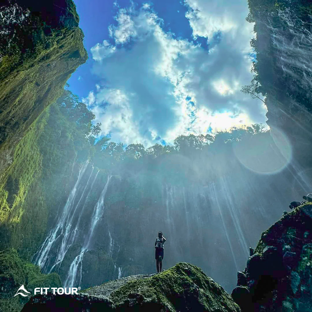 Du khách check in thác Tumpak Sewu ở Indonesia