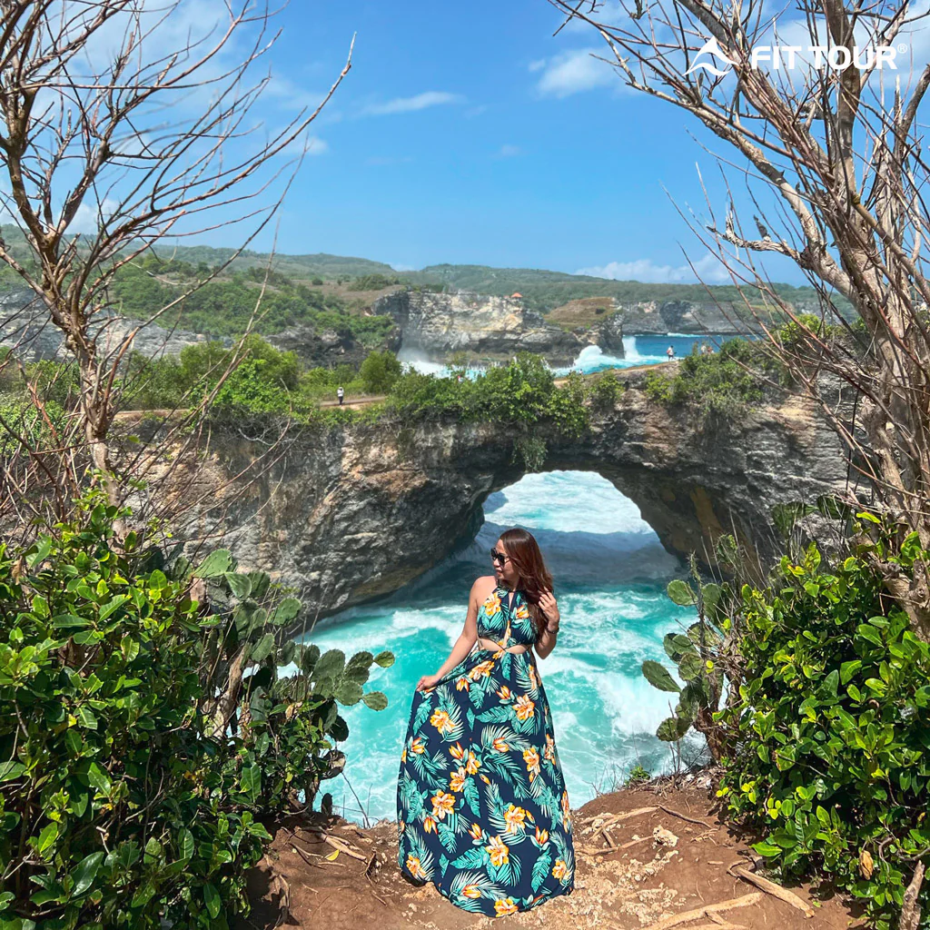 Du khách chụp ảnh tại mỏm đá nổi tiếng đảo Nusa Penida Bali
