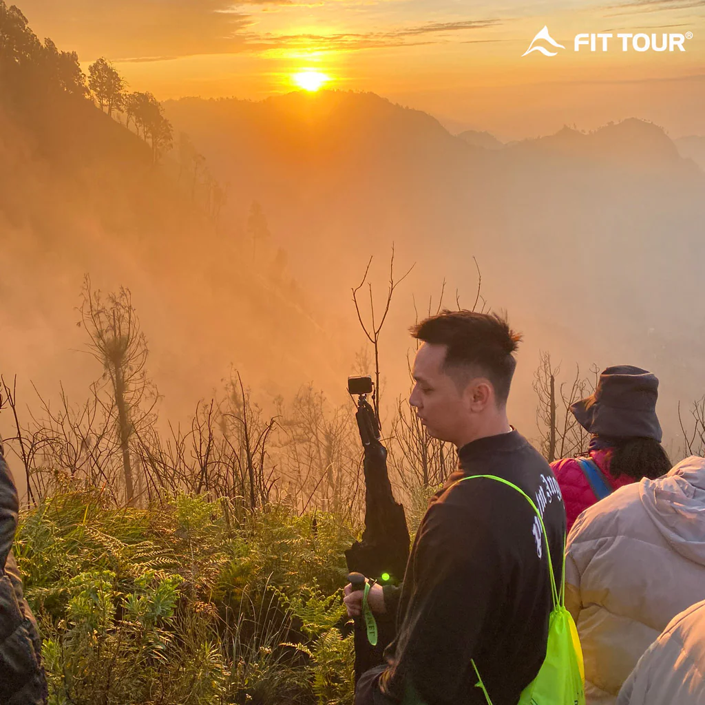 Du khách đón bình minh trên đoạn lên núi Bromo