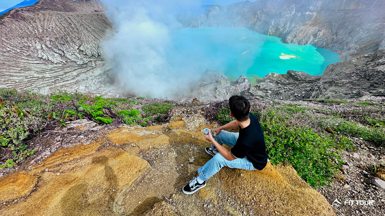 Nam du khách ngắm cận cảnh núi lửa hồ axit ở Indonesia