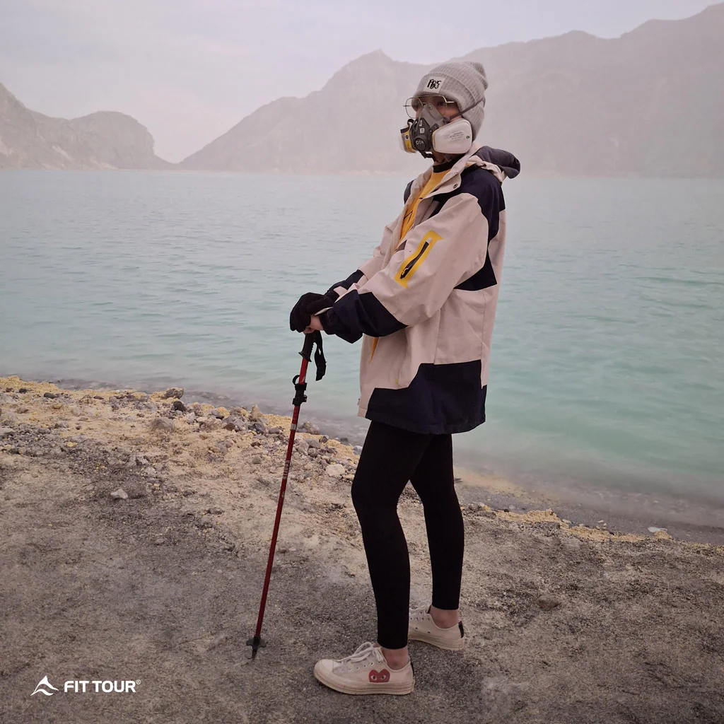 Nữ du khách check in bên hồ axit Kawah ljen ở Indonesia