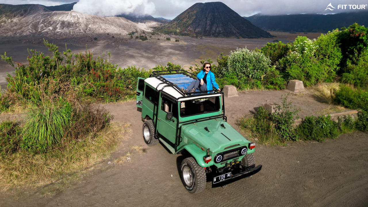 Nữ du khách trên xe jeep trước núi lửa Bromo Indonesia