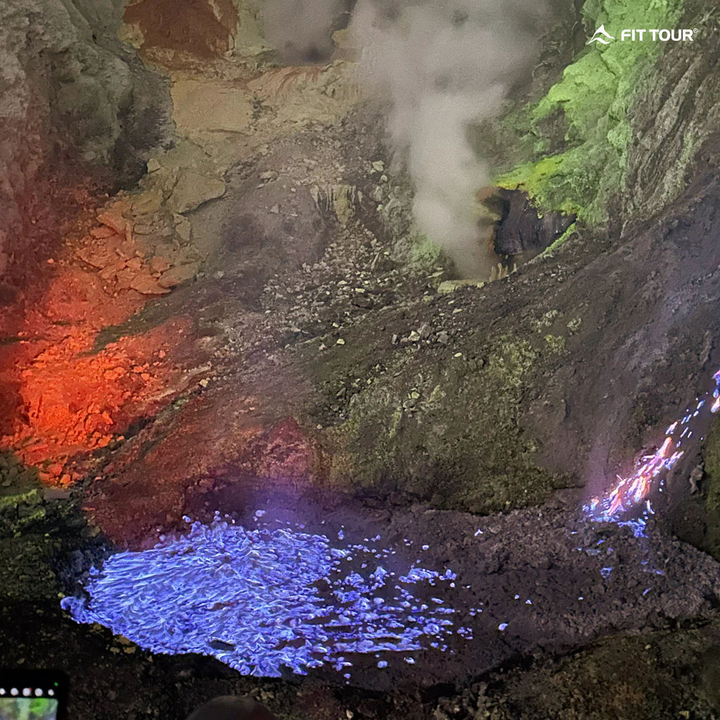 Tia sáng xanh nổi bật trong hồ núi lửa Kawah Ijen Indonesia