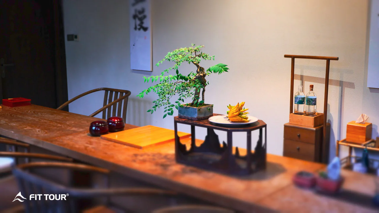 Ánh sáng dịu nhẹ chiếu sáng các Thổ Lâu vào buổi tối ở bên trong, tạo nên cảnh quan huyền ảo và lãng mạn