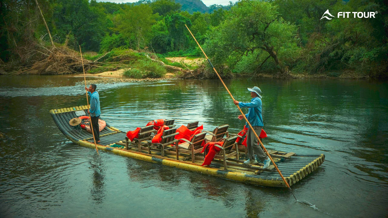 Đi bè tham quan tại Cửu Khúc Khúc (Núi Vũ Di)