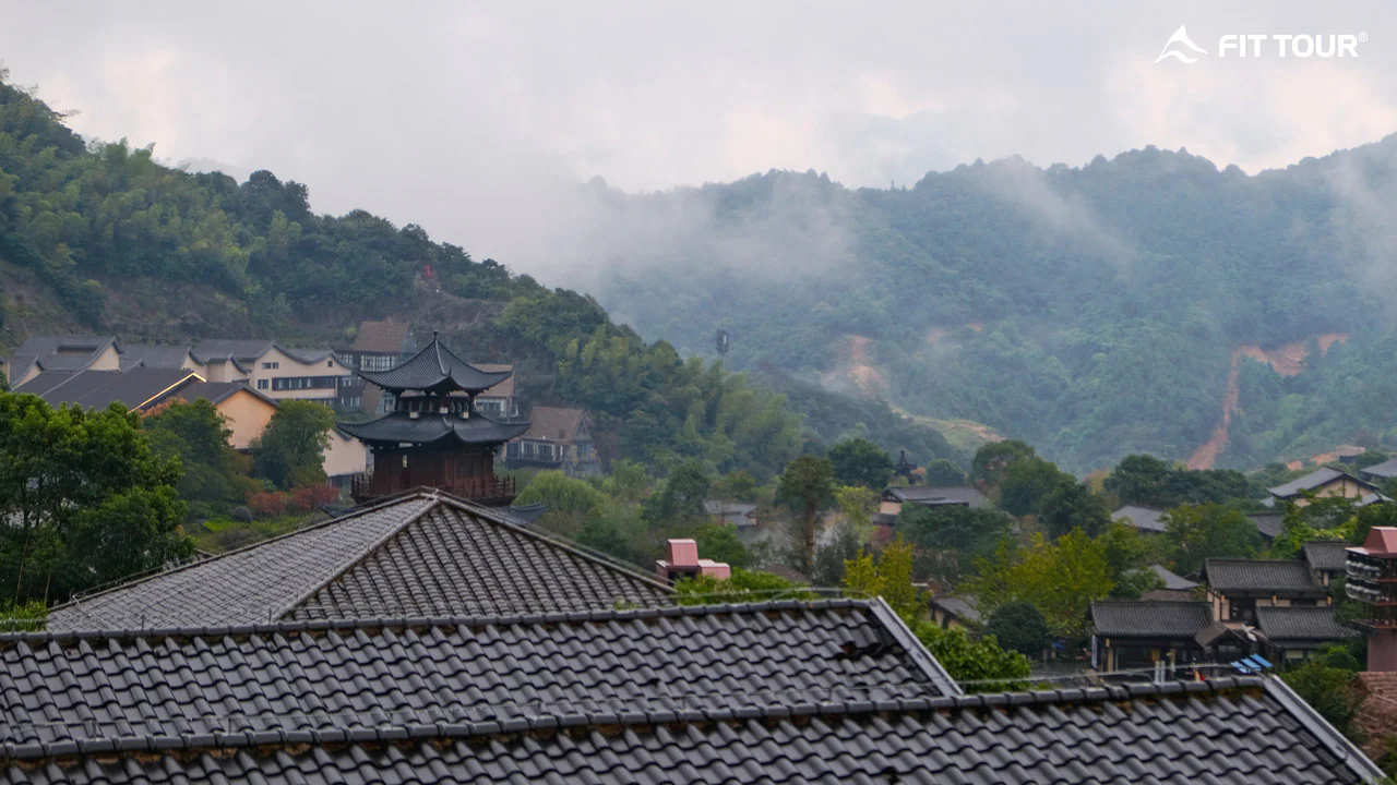 Cát Tiên Thôn (Gexian Village) nằm trên sườn núi xanh mát của Trung Quốc, với các ngôi nhà mái dốc độc đáo hài hòa cùng thiên nhiên xung quanh