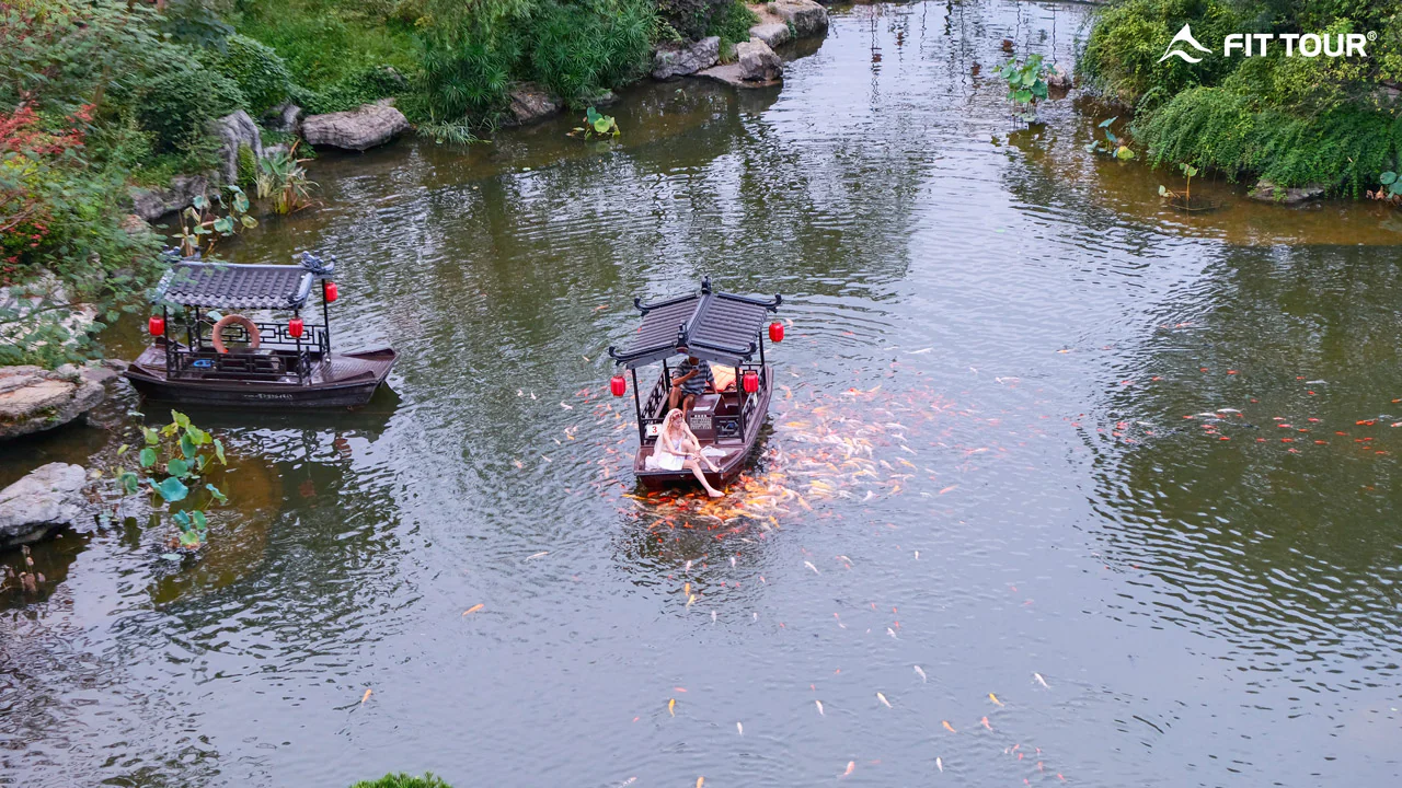 Khung cảnh thuyền truyền thống lướt trên mặt nước tĩnh lặng của Cát Tiên Thôn, tạo nên một trải nghiệm thư giãn và thơ mộng