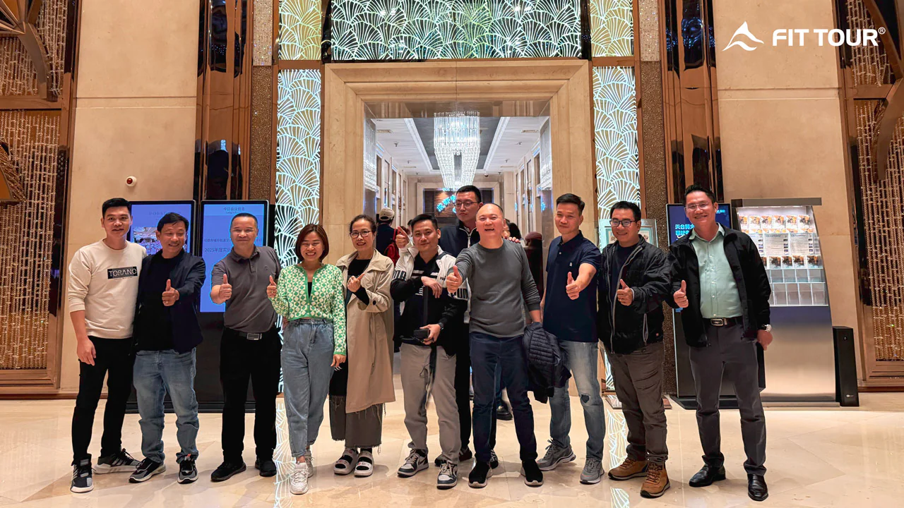 Đoàn khách Tour Trung Quốc Cửu Trại Câu chụp ảnh trước khách sạn lưu trú
