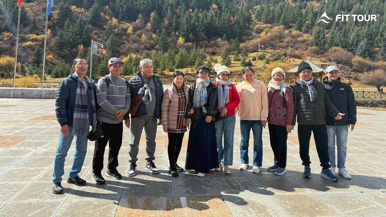 Khoảnh khắc chụp ảnh lưu niệm tập thể trong chuyến tham quan Trung Quốc cùng Fit Tour