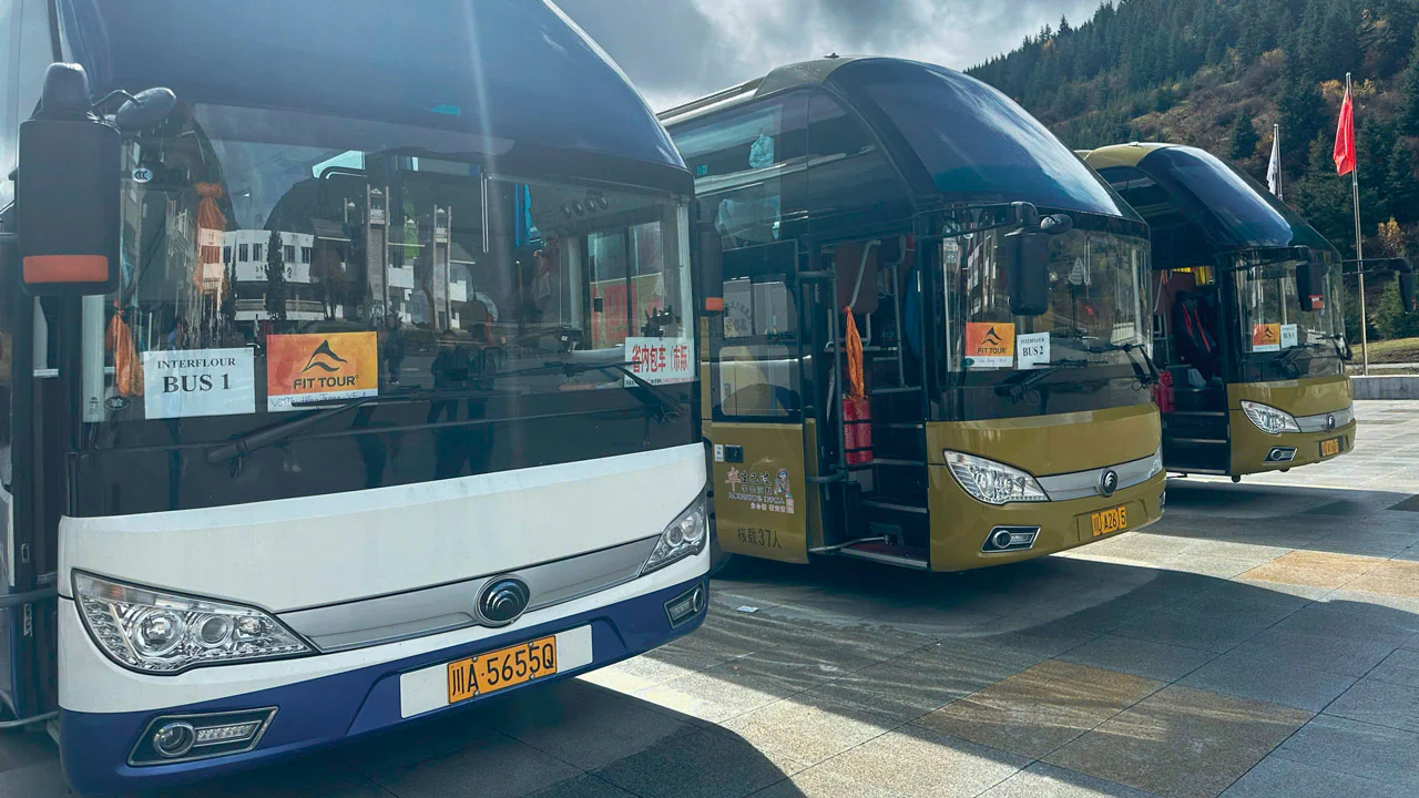Hành trình Tour Dealer Trung Quốc đến Cửu Trại Câu cùng đội xe bus cao cấp của Fit Tour, mang đến sự tiện nghi và an toàn cho mọi du khách
