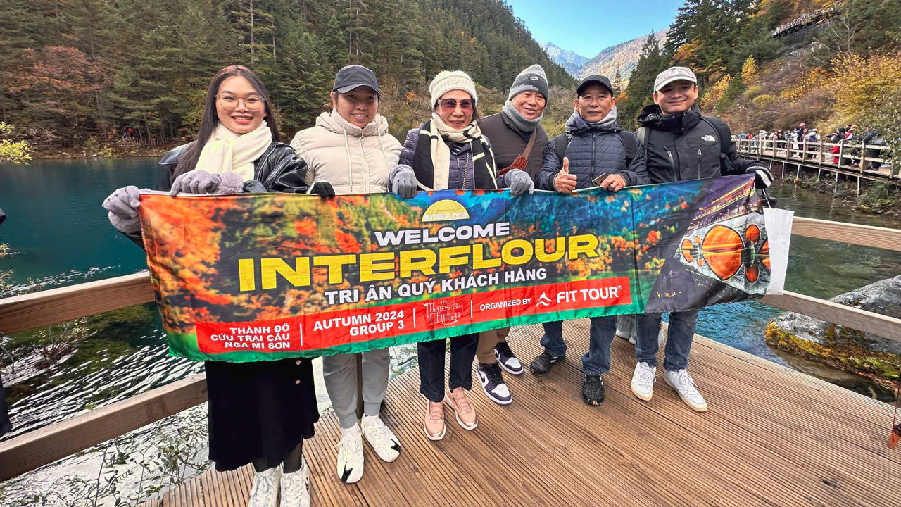 Du khách Tour Dealer Trung Quốc say đắm trước vẻ đẹp hồ nước xanh biếc tại Cửu Trại Câu, điểm đến được ví như thiên đường dưới hạ giới