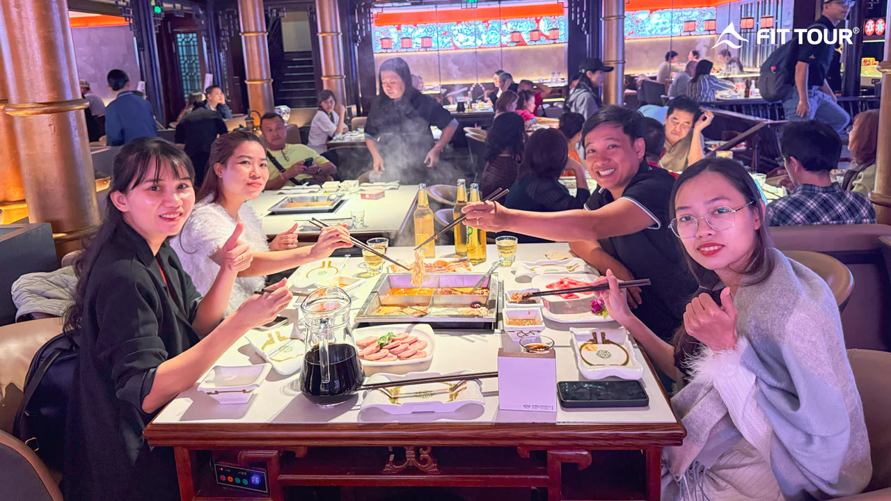 Trải nghiệm ẩm thực đặc sắc tại nhà hàng hotpot nổi tiếng trong hành trình Tour Dealer Trung Quốc, để lại ấn tượng khó quên với mọi du khách