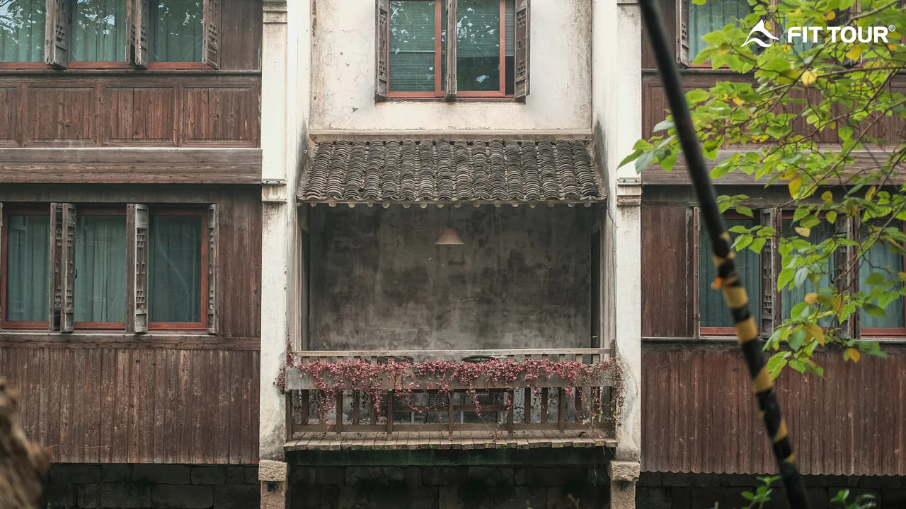 Ban công một ngôi nhà cổ tại Ô Trấn, Giang Nam, với thiết kế mái ngói đặc trưng và dây leo trang trí