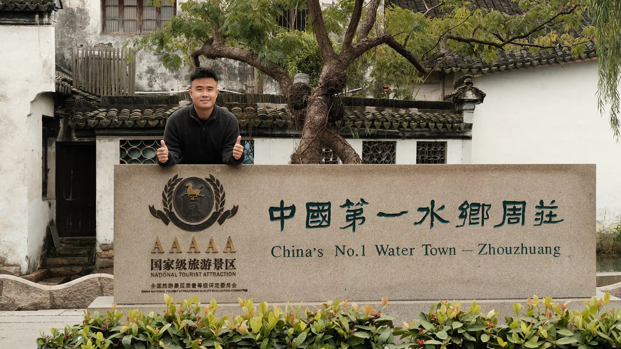 Bảng hiệu chào đón tại Thị trấn cổ Châu Trang, Trung Quốc, với dòng chữ 'China's No.1 Water Town - Zhouzhuang'