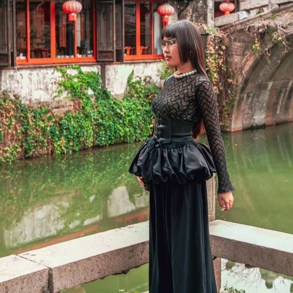 Cô gái tạo dáng bên cầu đá tại Thị trấn cổ Châu Trang, Trung Quốc, với không gian đậm nét văn hóa cổ