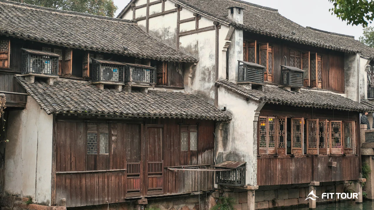Dãy nhà gỗ cổ kính giữa phố cổ, nổi bật với vẻ đẹp lịch sử lâu đời