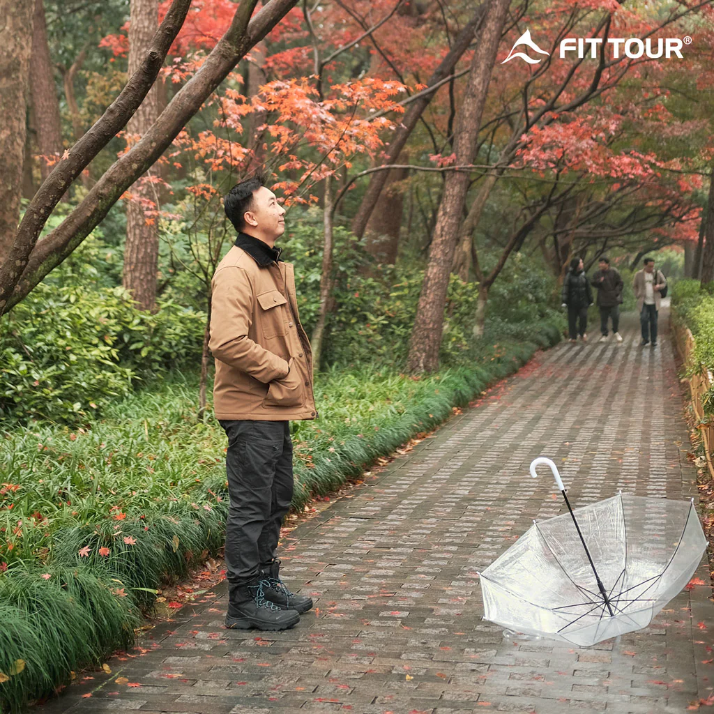Du khách Max Vũ chụp ảnh trên con đường mòn tuyệt đẹp tại chùa Linh Ẩn Giang Nam
