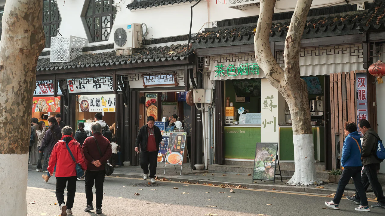 Khu chợ nhỏ trong Thị trấn cổ Châu Trang, Trung Quốc, với các cửa hàng bán đồ ăn và trà truyền thống