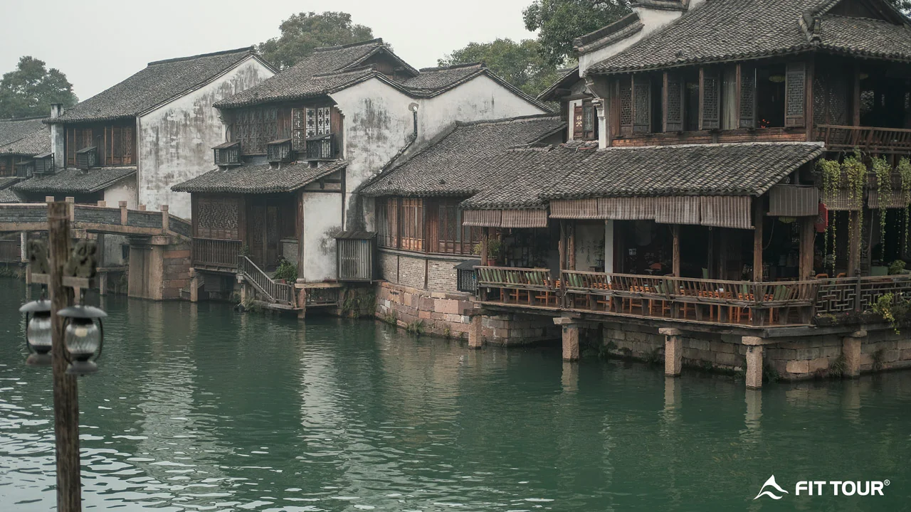 Khung cảnh dòng kênh xanh và các ngôi nhà cổ san sát tại Ô Trấn, Giang Nam