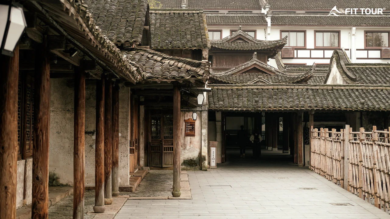 Lối đi lát gỗ bao quanh khung cảnh mang đậm nét văn hóa truyền thống