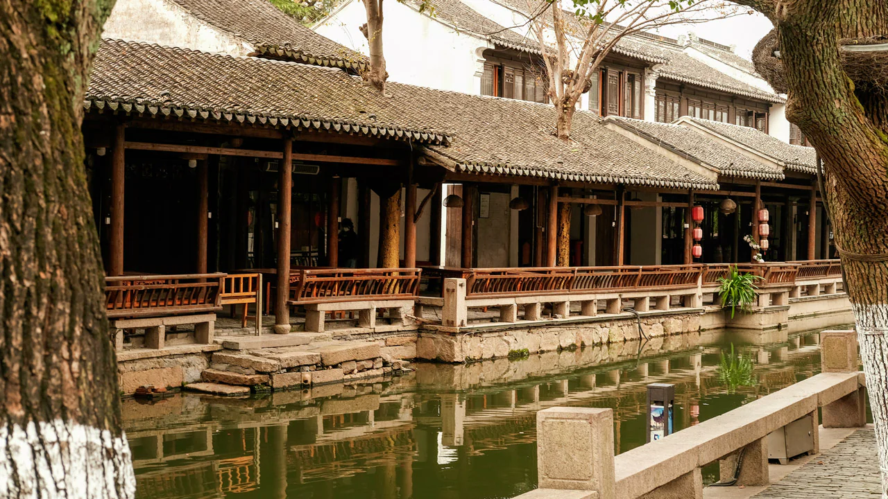 Những ngôi nhà cổ xây dọc theo kênh tại Thị trấn cổ Châu Trang, Trung Quốc, tạo nên khung cảnh thơ mộng