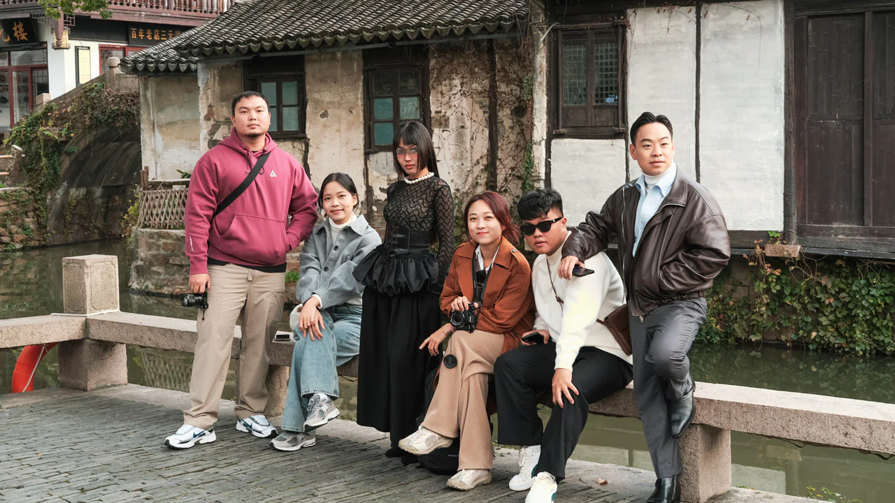 Nhóm bạn Fit Tour chụp ảnh cùng nhau tại thị trấn cổ Châu Trang, Giang Nam