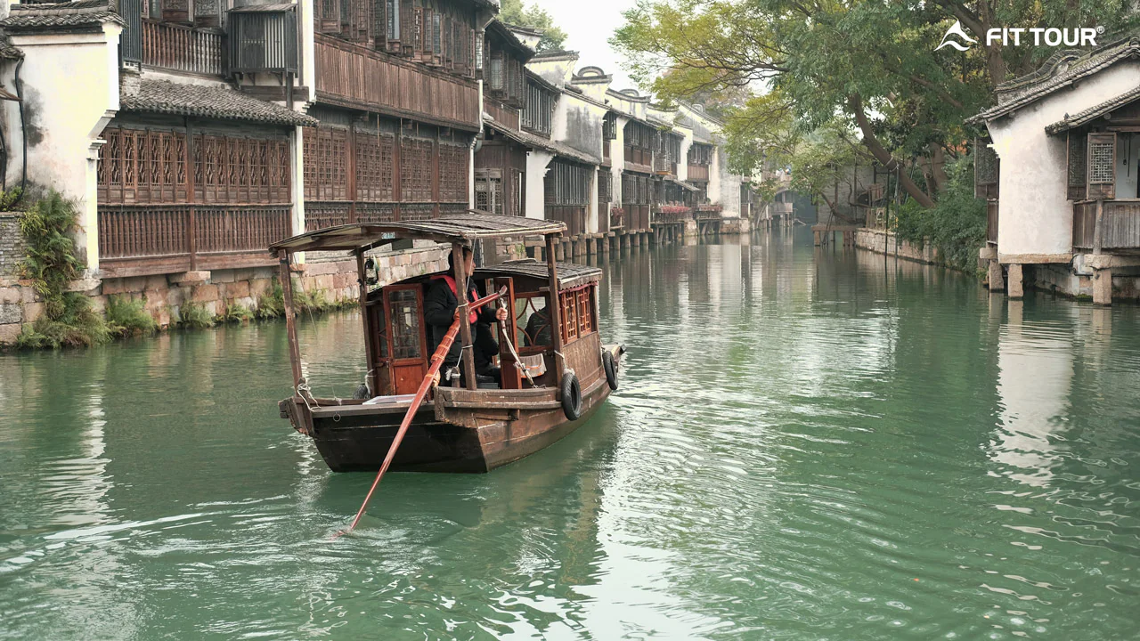 Con thuyền dạo quanh con kênh với những dãy nhà kiến trúc cổ kính yên bình