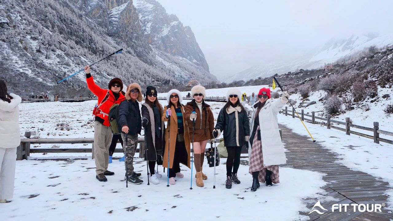 Hình ảnh khách hàng FIT Tour tại Đạo Thành Á Đinh